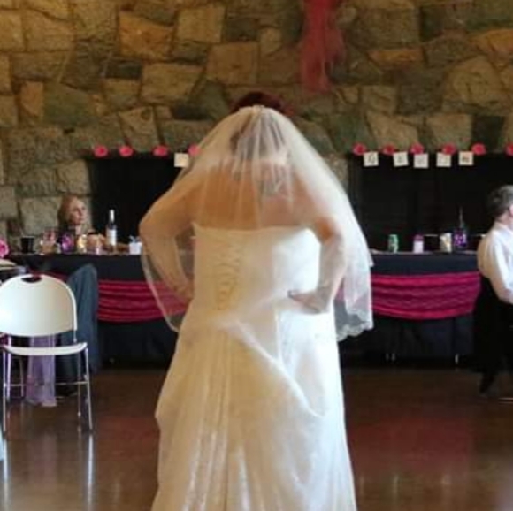 Plus size ivory lace wedding dress - Picture 7 of 8